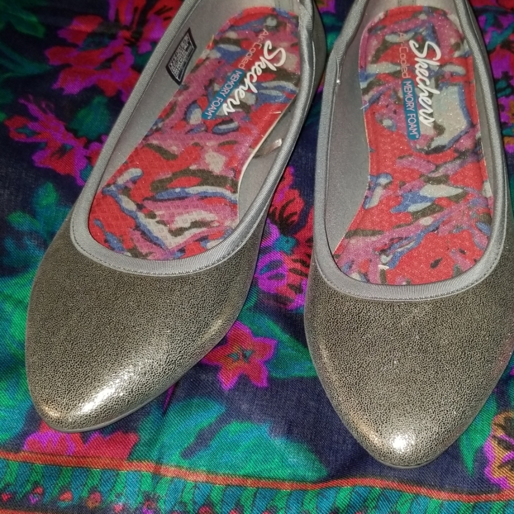 Pewter skechers flats SO COMFY